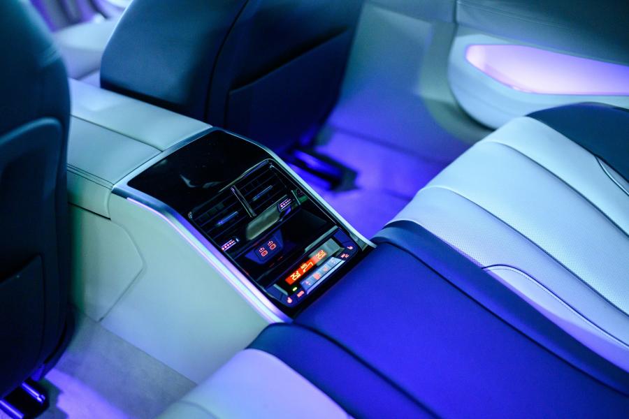 Детали интерьера BMW M850i xDrive Gran Coupe (G16) 2019 года  (JP) (фото 9 из 27)